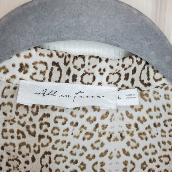 All in Favor Animal Print Blouse Sz L - Picture 7 of 8